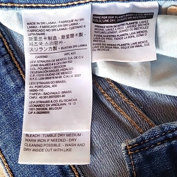 Levi's Blue Jean Denim Classic Shorts Mid Length 6.5" inseam Women's Size 28 EUC - Picture 7 of 11